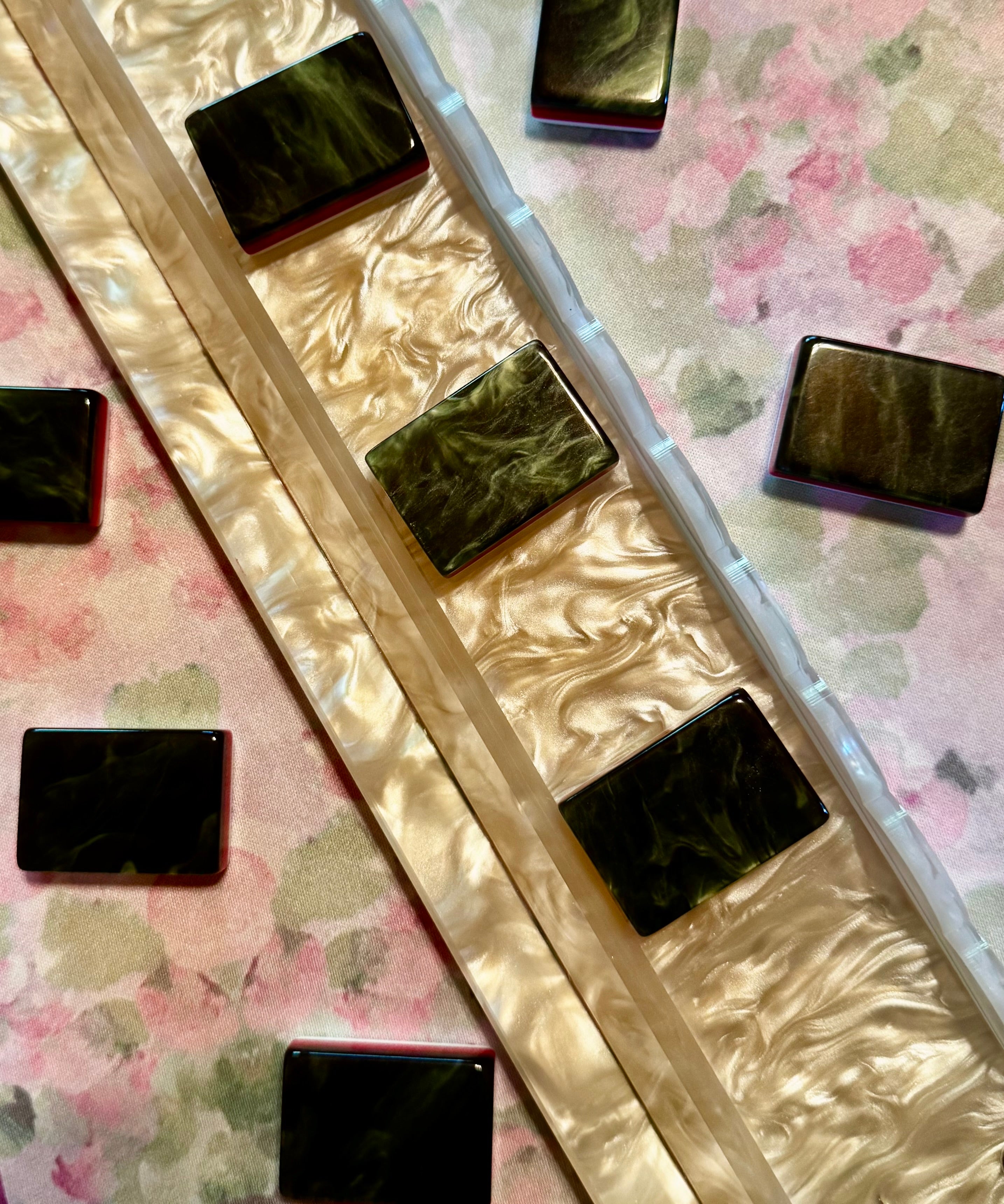Mahj Glam Pearl Mahjong Racks with Scalloped Pushers